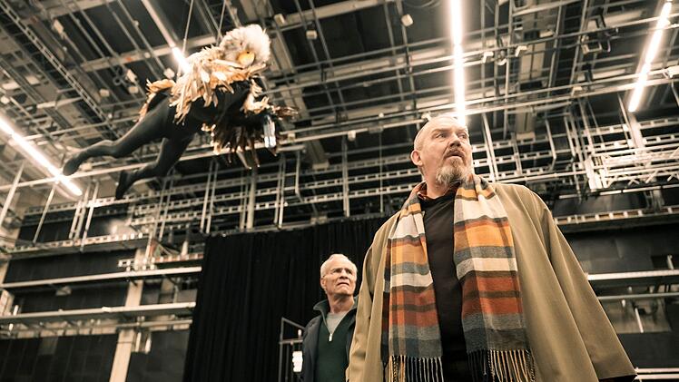 Wenn sich Freddy Schenk (Dietmar B&auml;r, links) und Max Ballauf (Klaus J. Behrendt) auf dem Studiogel&auml;nde verlaufen haben, h&auml;ngt schon mal ein Adler (Nicolai Mohr) von der Decke, den man nach dem Weg fragen kann.