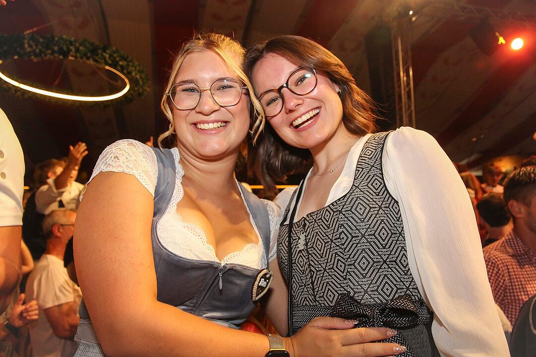 Tanzen, Feiern, Mitsingen &ndash; bayerische Partystimmung bis Mitternacht.