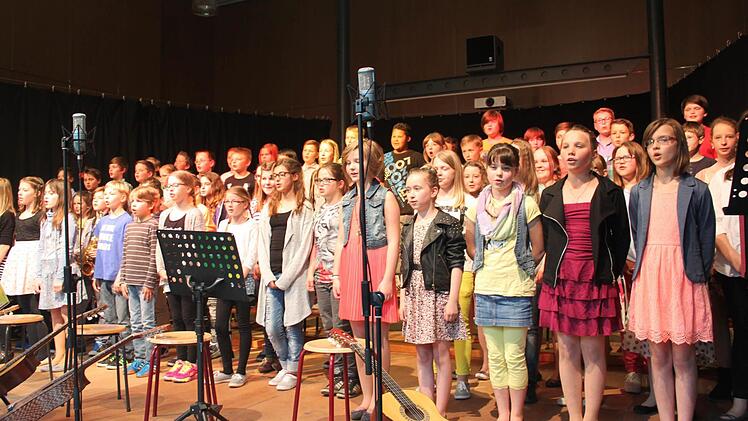 Viel war geboten am bunten Abend der Realschule - auch im Chorbereich. Foto: Veronika Schadeck