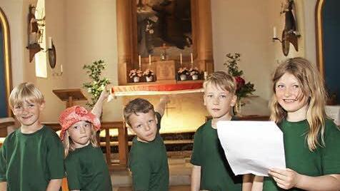 Die Döringstadter Turmfalken haben die gesuchte weiße Lilie auf dem Altarbild auf Anhieb gefunden.