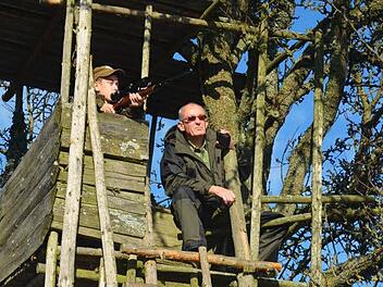 Sie sind glücklich über die jüngst bestandene Jägerprüfung und sehen ihre zukünftige Aufgabe als Jäger als Berufung. Victor, Vater Klaus Birkner und Mutter Ruth Birkner. Foto: K.- H. Hofmann