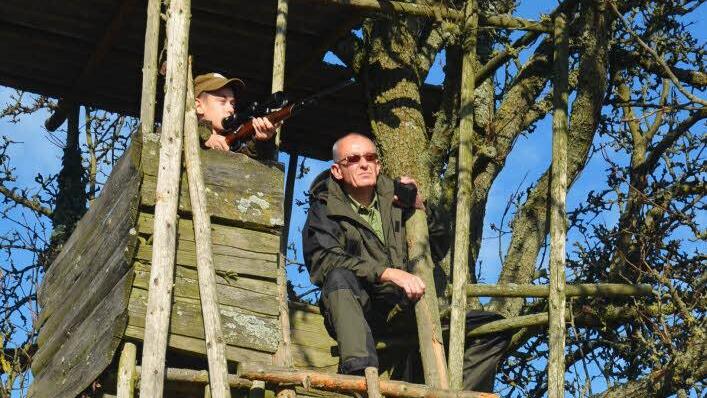 Sie sind glücklich über die jüngst bestandene Jägerprüfung und sehen ihre zukünftige Aufgabe als Jäger als Berufung. Victor, Vater Klaus Birkner und Mutter Ruth Birkner. Foto: K.- H. Hofmann