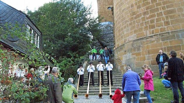 Die Alphornbl&auml;ser Fr&auml;nkische Schweiz spielten w&auml;hrend und nach dem Gottesdienst ruhig-besinnliche Weisen. Foto: Joseph Beck