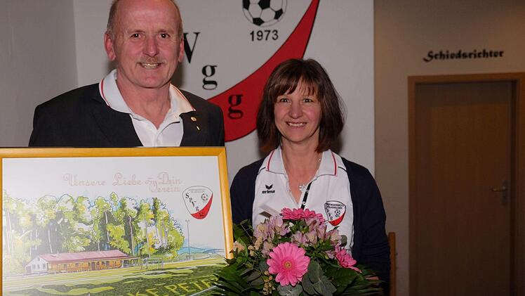 Gedankt wurde Peter und Elisabeth Koch für ihre aktiven Tätigkeiten bei der Spielvereinigung. Foto: Gerd Schaar