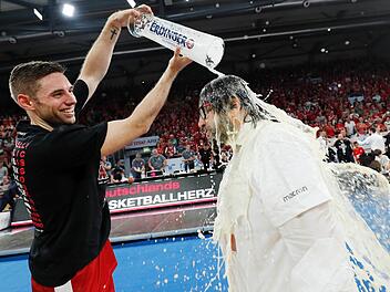 Es ist geschafft: Nach zwischenzeitlichen Schwierigkeiten gewinnt Brose Bamberg auch das dritte Finalspiel souverän und ist zum neunten mal Meister. Fotos: Daniel Löb