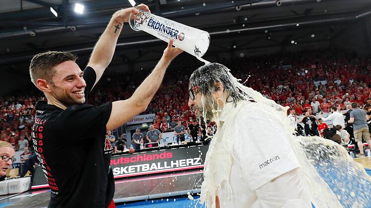 Es ist geschafft: Nach zwischenzeitlichen Schwierigkeiten gewinnt Brose Bamberg auch das dritte Finalspiel souverän und ist zum neunten mal Meister. Fotos: Daniel Löb