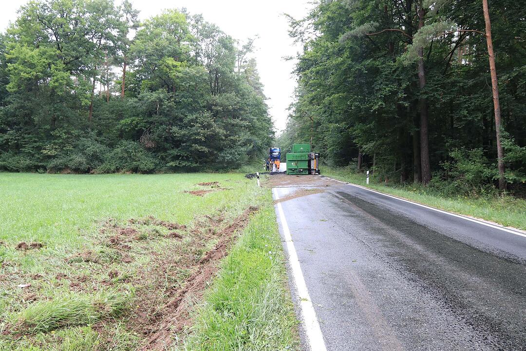 Kreis Bamberg: Lkw-Anhänger kippt um und verliert Ladung – Straße stundenlang gesperrt