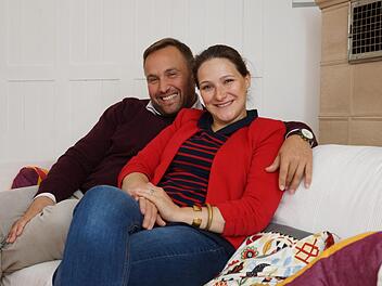 Nils Hellmuth-Truchseß von Wetzhausen  und Clara Truchseß von Wetzhausen haben sich in Waizenbach eingelebt. Foto: Arkadius Guzy