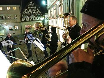 Hoch oben neben der Orgel versammelten sich die Bläser aus der Stadt Zeil und den Stadtteilen sowie aus Sand und gestalteten den Neujahrsgottesdienst in der Michaelskirche. Später spielten sie auch auf dem Marktplatz, wo unser Bild entstand.Brigitte Krause