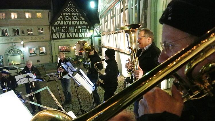 Hoch oben neben der Orgel versammelten sich die Bläser aus der Stadt Zeil und den Stadtteilen sowie aus Sand und gestalteten den Neujahrsgottesdienst in der Michaelskirche. Später spielten sie auch auf dem Marktplatz, wo unser Bild entstand.Brigitte Krause
