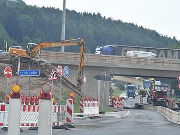 In Franken gibt es aktuell mehr als 4700 Straßenbauprojekte. Alleine auf den Autobahnen (wie hier auf der A3 bei Geiselwind), Bundes- und Staatsstraßen sowie einem Teil der Landkreisstraßen wird munter gebaut. Foto: Ronald Rinklef