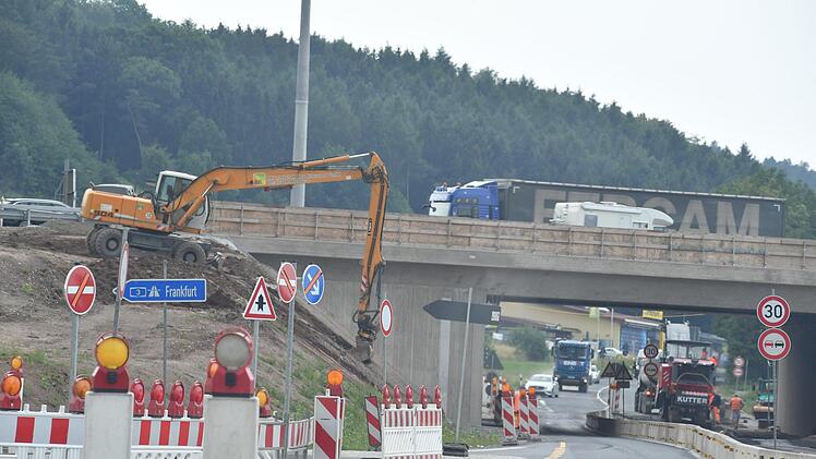 In Franken gibt es aktuell mehr als 4700 Straßenbauprojekte. Alleine auf den Autobahnen (wie hier auf der A3 bei Geiselwind), Bundes- und Staatsstraßen sowie einem Teil der Landkreisstraßen wird munter gebaut. Foto: Ronald Rinklef