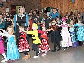 Unter den vielen Spielen machte auch ein "Tausendfüßler"-Wettlauf den Kindern viel Spaß. Foto: Alfred Thieret