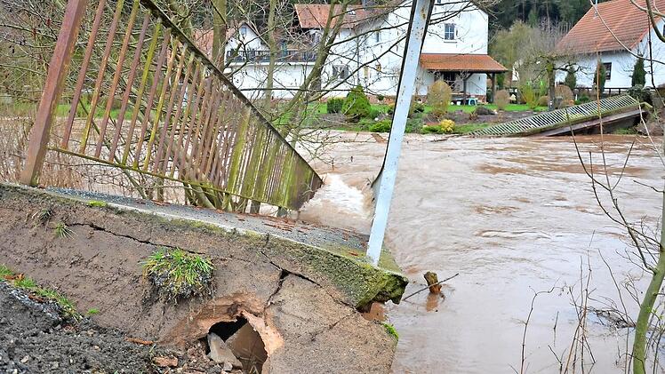 Durch die Kraft der Strömung wurde die Brücke nach dem Einsturz mitgerissen und blieb schließlich im Flussbett liegen.  Fotos: Sandra Hackenberg