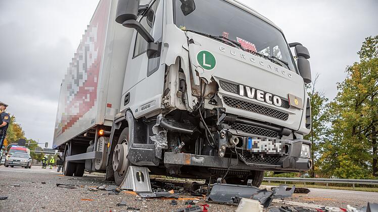 Schwerer Unfall auf B8 in Feucht