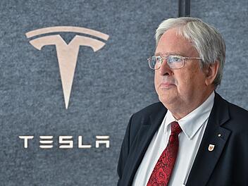 Brandenburgs Wirtschaftsminister Steinbach bei Tesla