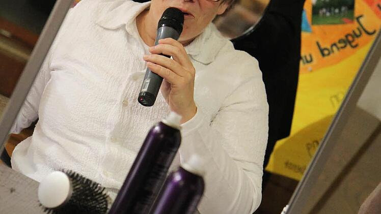 Frisörmeister Andreas Scharf ist mit Anette Schreibers Kopf fertig.