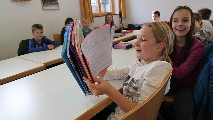 Paula gefällt das neue Quartier gut. Sie hat ihre ganzen Schulsachen mitgeschleppt und ist gerüstet.