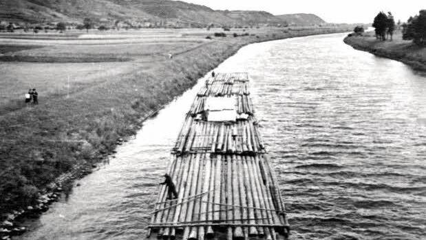 Von der Zeiler Mainbrücke aus wurden immer wieder Fotos der ankommenden Flöße gemacht.