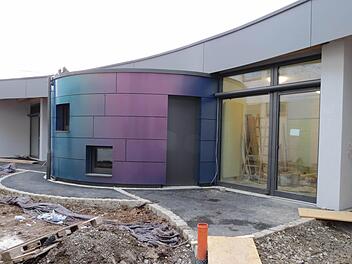 Der neue Kindergarten ist fast fertig: Morgen beginnt der Umzug von den provisorischen Räumen im Feuerwehrhaus in den Neubau. Foto: Doris Bauer