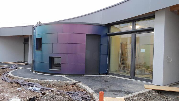 Der neue Kindergarten ist fast fertig: Morgen beginnt der Umzug von den provisorischen Räumen im Feuerwehrhaus in den Neubau. Foto: Doris Bauer