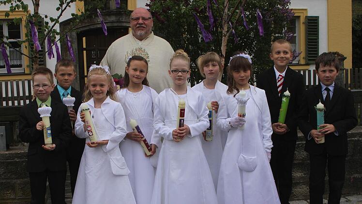 Kirchlauter — Ihre Erstkommunion feierten in der Pfarrkirche von Kirchlauter fünf Mädchen und vier Buben (von links): Simon-Michael Röhner, Julian Krause, Svenja Wissendheit, Vanessa Fink, Sophie Freisinger, Luisa Freisinger, Joan Ines Laaser, Finn Ötinger und Moritz Genslein. Unser Bild zeigt sie mit Pfarrer Martin Wissel.   Foto: Günther Geiling