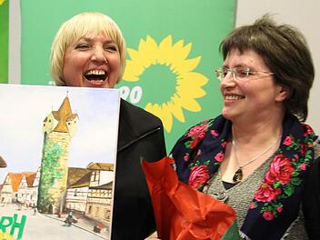 Claudia Roth war zu Gast bei den Herzogenauracher Grünen. Als Dankeschön überreicht ihr Uschi Schmidt (rechts) ein Bild aus der Feder eines Flüchtlings.  Fotos: Christian Bauriedel