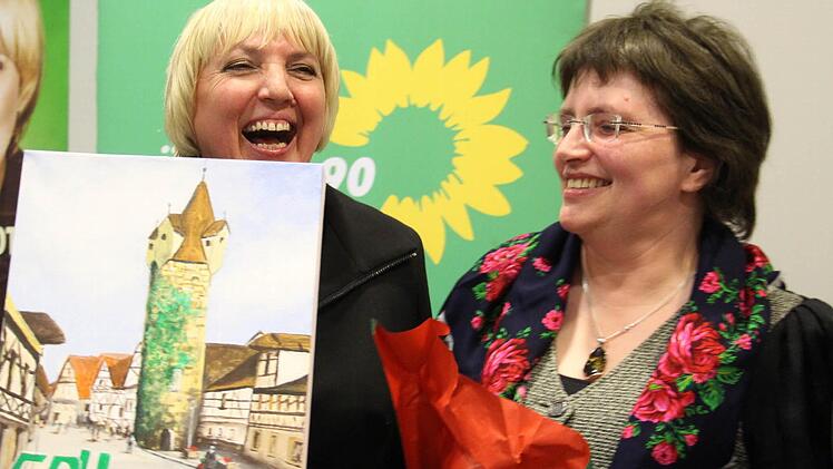 Claudia Roth war zu Gast bei den Herzogenauracher Grünen. Als Dankeschön überreicht ihr Uschi Schmidt (rechts) ein Bild aus der Feder eines Flüchtlings.  Fotos: Christian Bauriedel