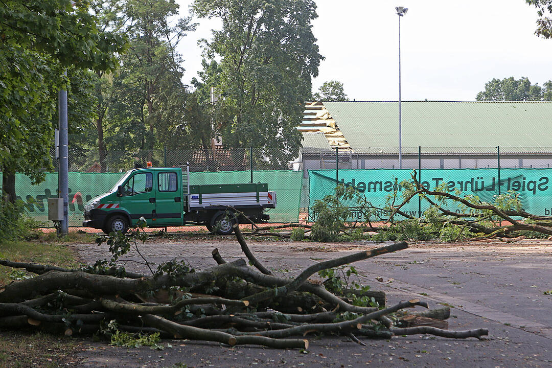 Aufraeumarbeiten in Bamberg nach schwerem Unwetter