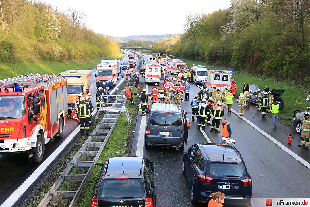 Schneeschauer löst schwere Massenkarambolage auf der A70 aus