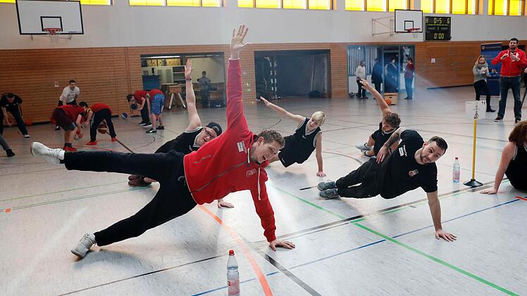 Förderschultag von Brose Bamberg am 6. Februar 2017 in der Aurachtalhalle Stegaurach: Die Basketball-Profis des Deutschen Meisters trainieren 140 Kinder. Foto: Daniel Löb