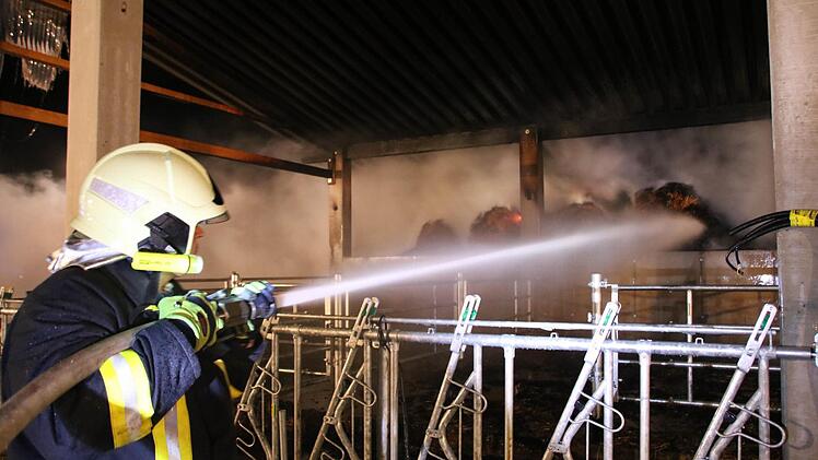Im Mai 2016 musste die Feuerwehr Burghausen zusammen mit weiteren Feuerwehren in die Flur zwischen Burghausen und Haard ausrücken. Dort war ein Stall in Brand geraten. Menschen und Tiere kamen damals nicht zu Schaden. Foto: Archiv/Ralf Ruppert