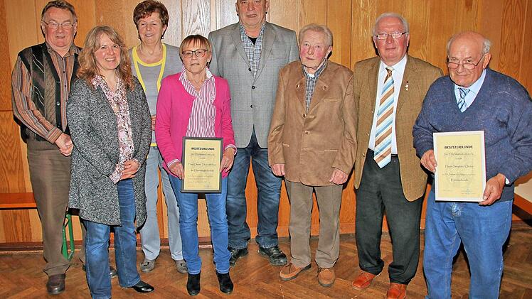 Ehrungen standen beim TSV Maßbach an: (von links) Horst Bub (65 Jahre Mitglied), Vorsitzende Anita Oeser-Geyer, Irene Weiss (60), das neue Ehrenmitglied Christa Thain-Wehner, Helmut Knieß (25), Heinz Röder (70), Günther Endriß (65) und Siegfried Oeser (70).  Foto: Dieter Britz