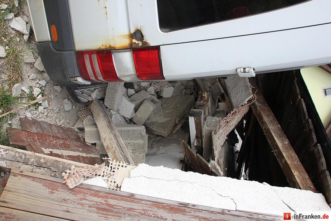 Unfall im Landkreis Kronach: Transporter rollt auf Garage