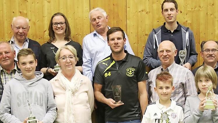 Bei der Hauptversammlung wurden die TSVler des Jahres und die Vereinsmeister ausgezeichnet: hinten von links: Konrad Reißmann, Isabell Duda, Manfred Erkenbrecher, Dominik Klein; vorne von links: Bernd Reinmüller, Fabian Reißmann, Karola Lösch, Martin Klöpsch, Horst Posselt, Harald Schneider; ganz vorne von links: Patrick Löwe, Eiko Siegel Foto: Michael Stelzner