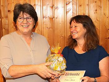 Leitungswechsel im "Gückernest": Neue Chefin im Rannunger Kindergarten ist Antje Weißmann-Herold (rechts). Sie löst Erika Nöth (links) ab, die in den Ruhestand ging.  Foto: Dieter Britz
