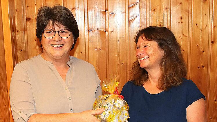 Leitungswechsel im "Gückernest": Neue Chefin im Rannunger Kindergarten ist Antje Weißmann-Herold (rechts). Sie löst Erika Nöth (links) ab, die in den Ruhestand ging.  Foto: Dieter Britz