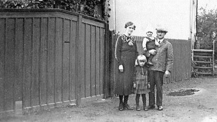 Luzie, Rita, Sohn Ernst und Vater Ernst Blümlein vor der Molkerei. Der kleine Ernst starb früh bei einem Unfall.  Repro: Wolfgang Blümlein