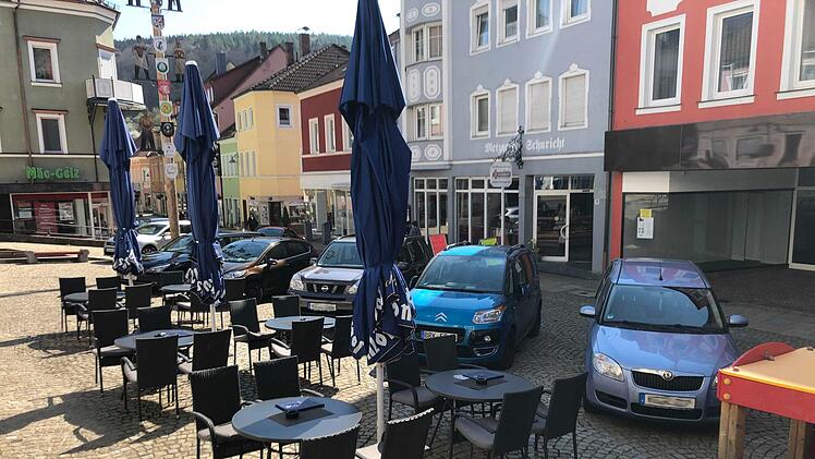 Verärgert ist Gastwirt Ruhit Mahmudi, wenn die Autos fast schon zwischen den Tischen parken. Foto: Ruhit Mahmudi
