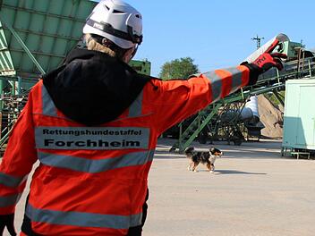 Juliane Waas übt mit ihrem Australian Shepherd auf dem Trainingsgelände. Jutta Rudel