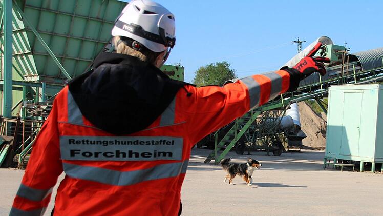 Juliane Waas übt mit ihrem Australian Shepherd auf dem Trainingsgelände. Jutta Rudel