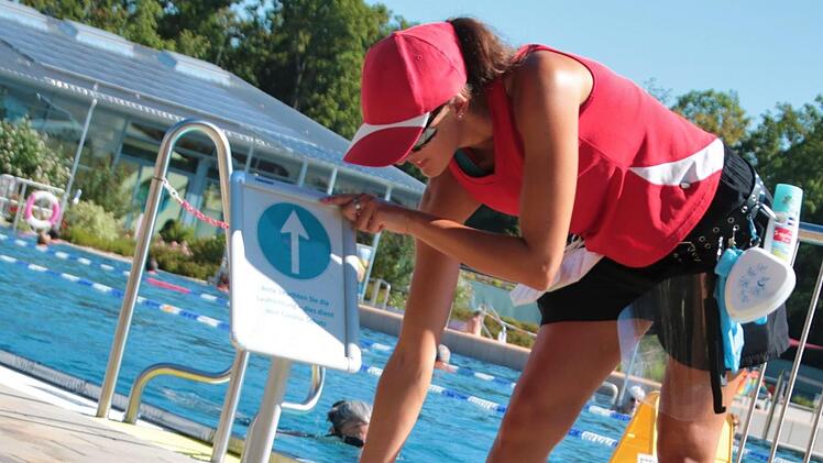 Bademeisterin Bianca Bucklisch gibt die Richtung vor: Entlang der Schwimmbecken gilt eine Einbahnregelung.  Fotos: Stephan Großmann