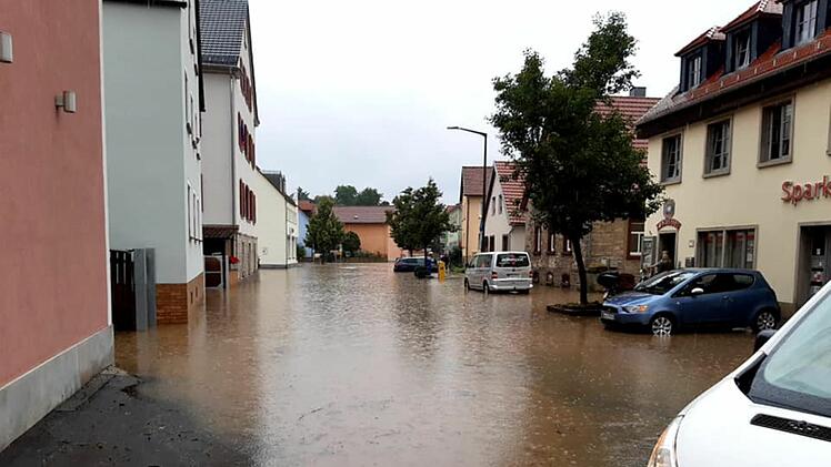 Unwetter in Reichenberg: Straßensperrung und Feuerwehreinsätze durch Hochwasser