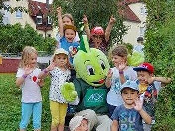 Jolinchen inmitten der Kinder in der Kita