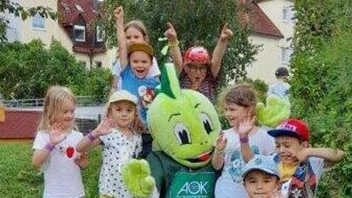 Jolinchen inmitten der Kinder in der Kita
