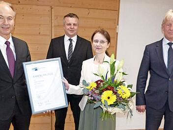Als äußeres Zeichen der Anerkennung und Erinnerung an den Tag überreichte der Vorstandsvorsitzende Ralph Goller der Jubilarin Diana Schramm eine Urkunde der IHK für Oberfranken, eine Glasskulptur, einen Blumenstrauß sowie ein Geschenk der Bank.