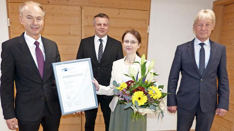 Als äußeres Zeichen der Anerkennung und Erinnerung an den Tag überreichte der Vorstandsvorsitzende Ralph Goller der Jubilarin Diana Schramm eine Urkunde der IHK für Oberfranken, eine Glasskulptur, einen Blumenstrauß sowie ein Geschenk der Bank.