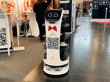 Ein fahrender Roboter, der die Gäste bedient, soll das Personal entlasten.