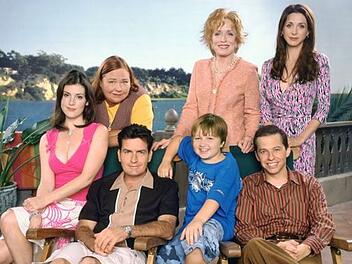 Am 22. September 2003 ging "Two and a Half Men" erstmals auf Sendung. Die Sitcom um den Casanova Charlie Harper (Charlie Sheen, dritter von links) wurde zum weltweiten Erfolg.