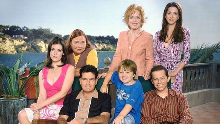 Am 22. September 2003 ging "Two and a Half Men" erstmals auf Sendung. Die Sitcom um den Casanova Charlie Harper (Charlie Sheen, dritter von links) wurde zum weltweiten Erfolg.